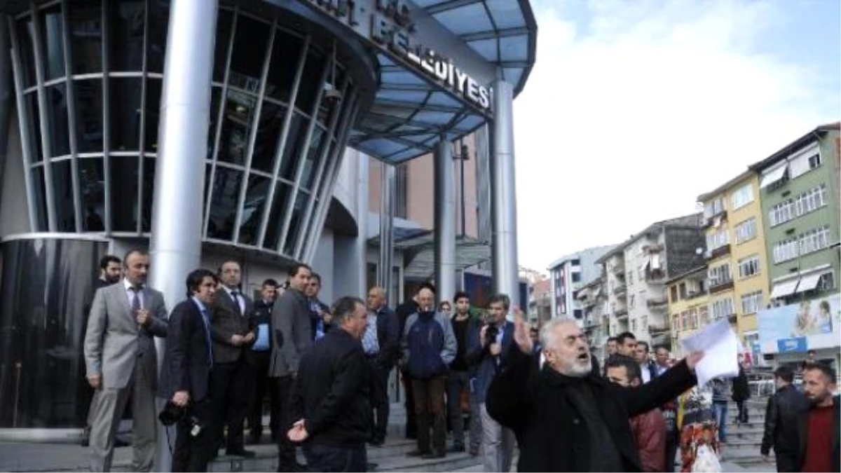 Öfkeli Fırıncı Belediye Binası Önünde Yine Protesto Yaptı