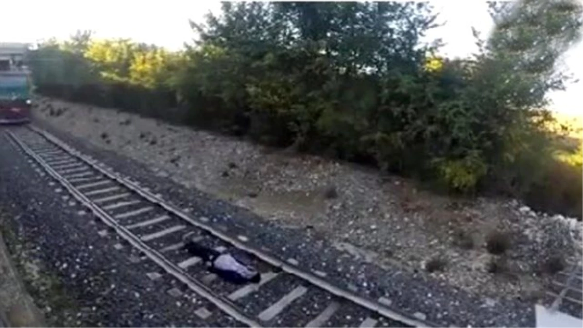 O Anları Kameraya Kaydetti! Eceline Susayan Genç, Trenin Altına Yattı