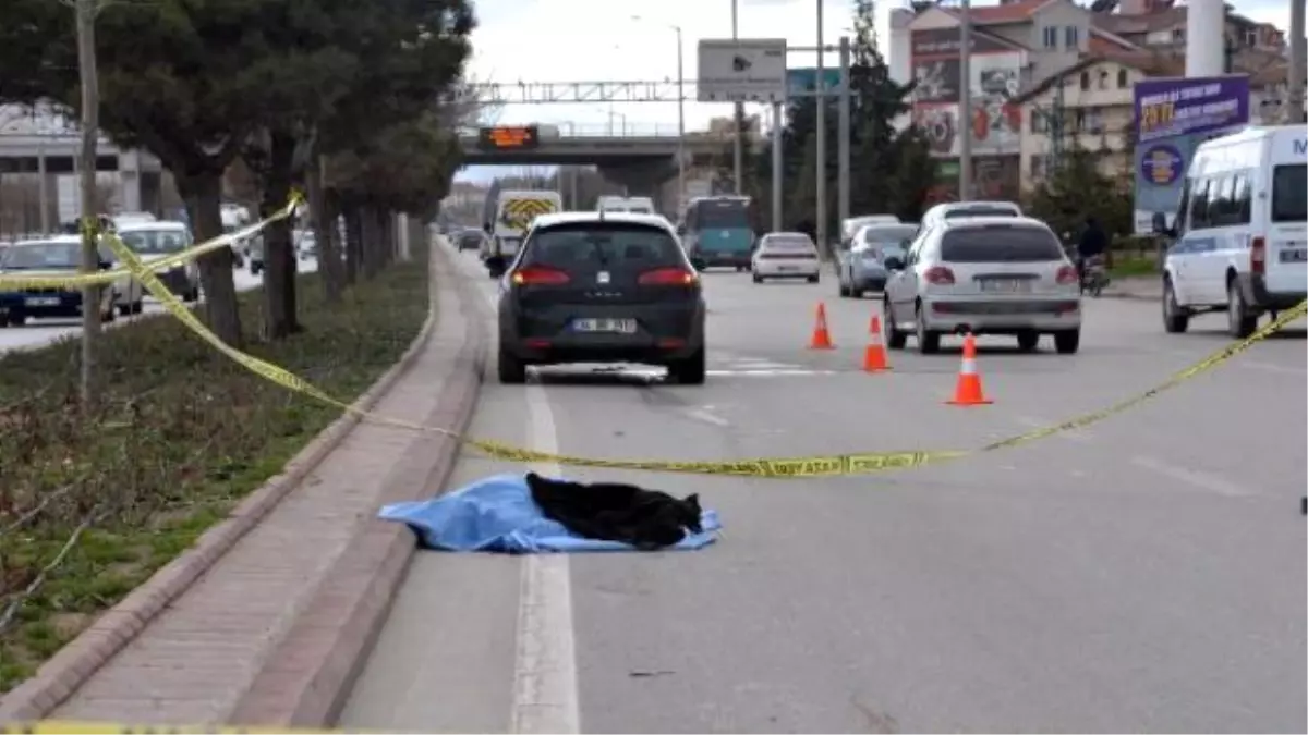 Üst Geçidi Kullanmadı, Otomobilin Altında Öldü