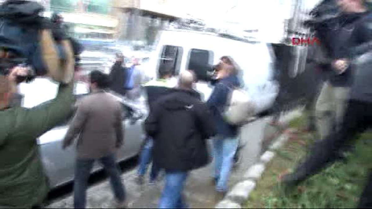 Adliye Önünde Slogan Atan Bir Kişi Gözaltına Alındı