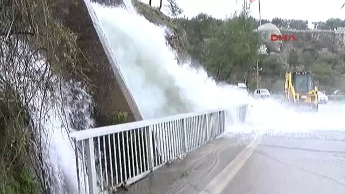 Antalya\'da Elektrik Kesintisi Yolları Göle Çevirdi!