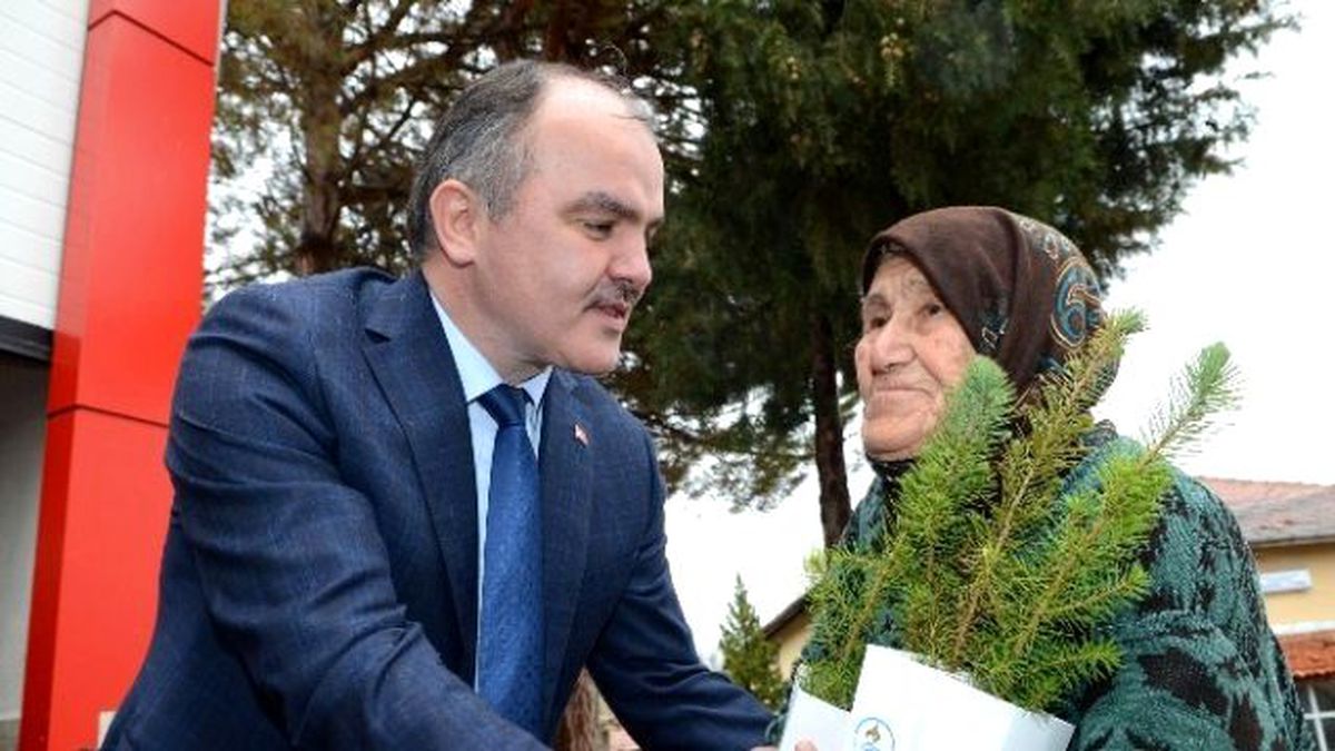 Başkan Gürlesin Bin Adet Fidan Dağıttı