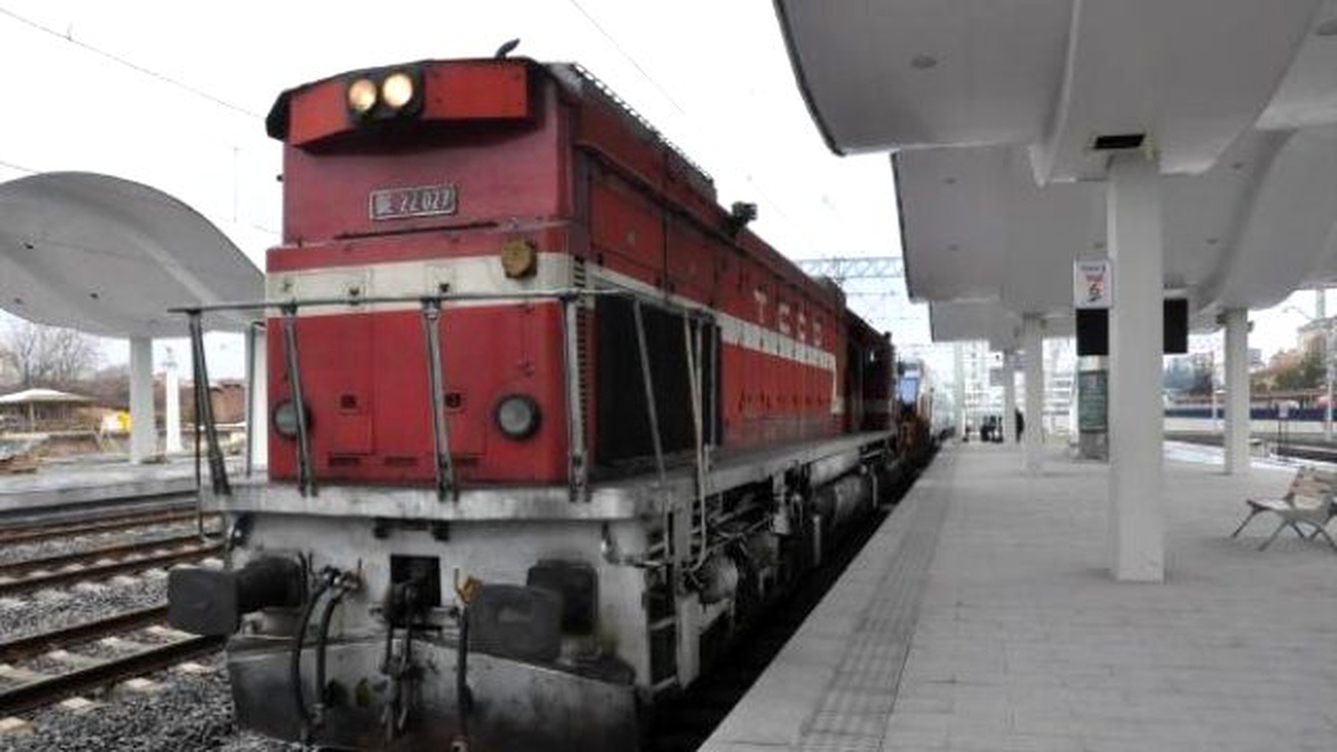 Elektrikler Kesildi, Yht Yolcuları 1.5 Saat Trende Bekledi