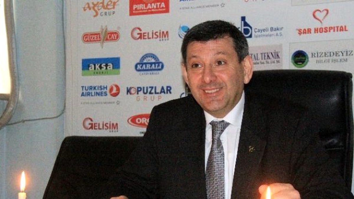 Elektrikler Kesilince Mum Işığında Basın Toplantısı Düzenledi