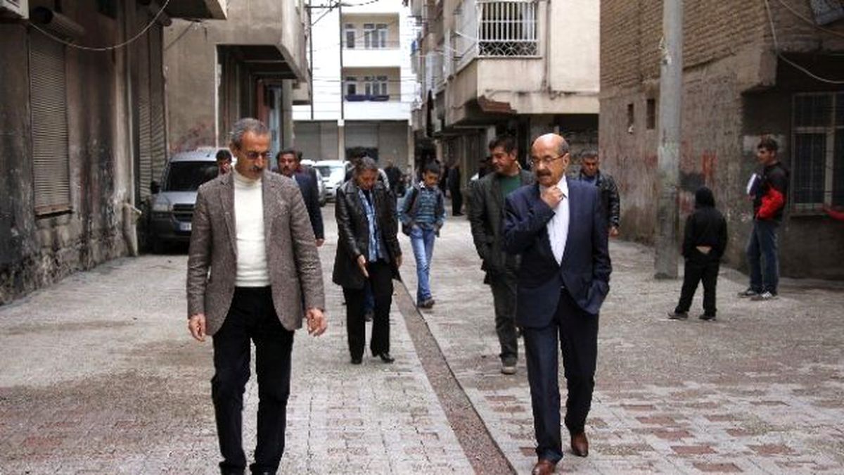 Eşbaşkanlar Bağlar\'da Parke Taşı Döşeme Çalışmalarını Denetledi