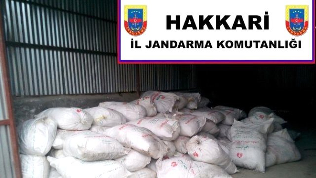 Hakkari\'de 15 Ton Kaçak Çay Ele Geçirildi