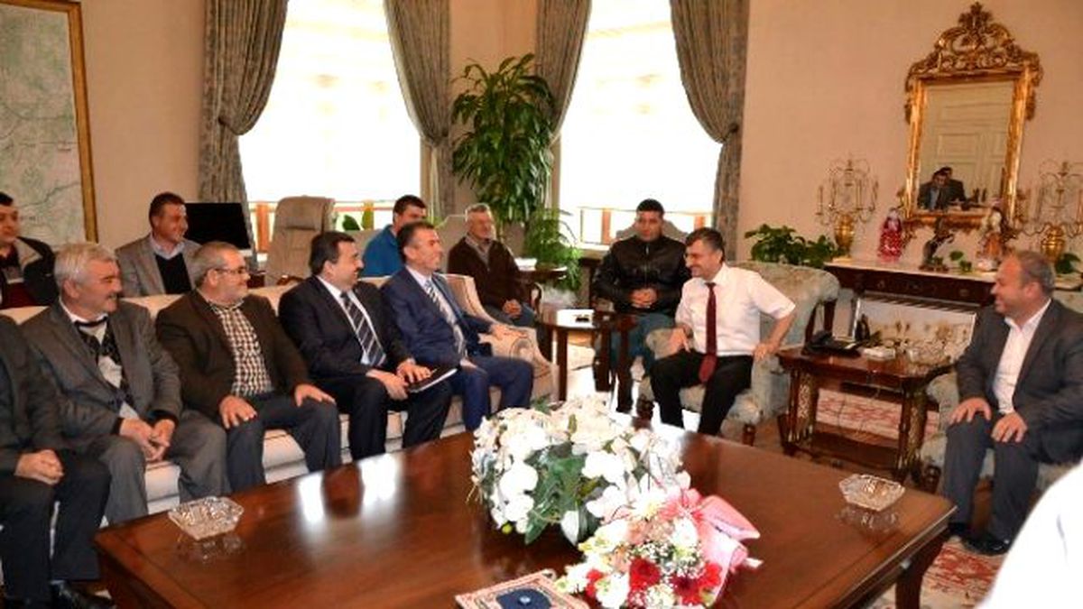 Kırkağaçlı Traktör Galericilerinden Vali Bektaş\'a Ziyaret