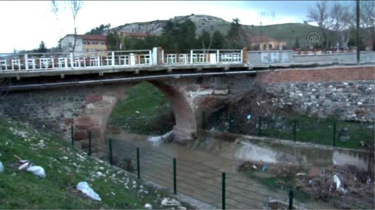 Ortaçağ\'dan Kalma Köprünün Ayaklarında "Tarihi Heykeller