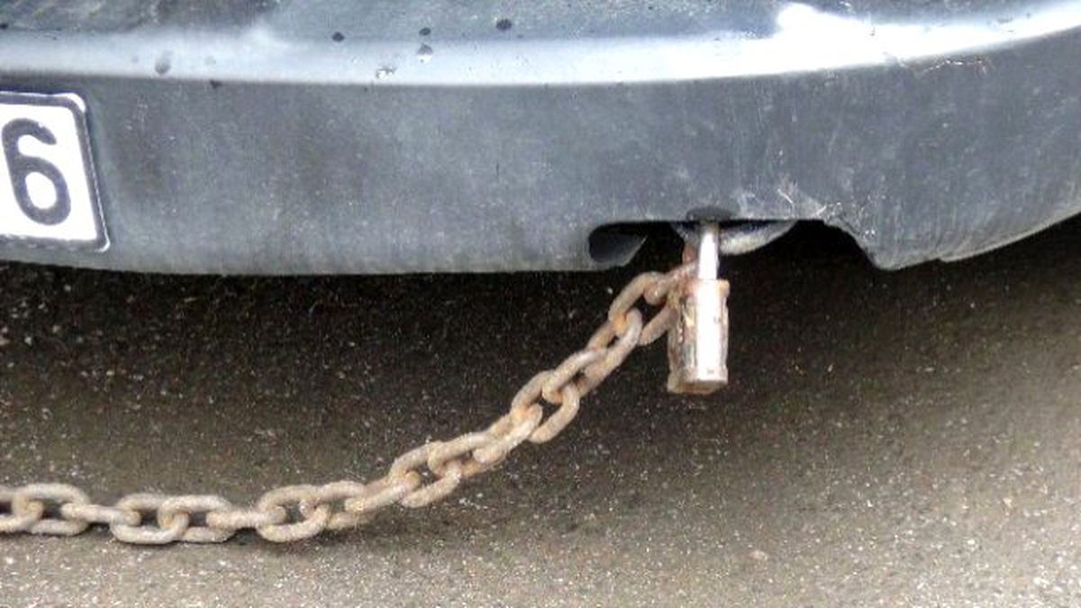 Hırsızlardan Korkan Sürücü, Minibüsünü Elektrik Direğine Zincirledi