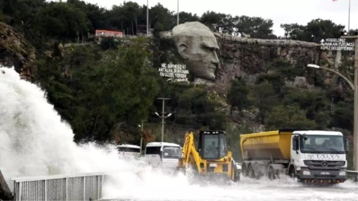 Santral Kapağı Açılınca Yolları Su Bastı