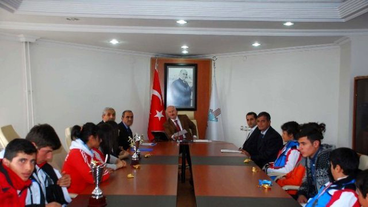 Vali Öztürk\'ten Madalyaların İsimlerine Uygun Yapılması Talebi