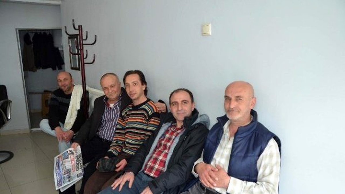 Vatandaşlar Berberde Elektriğin Gelmesini Bekledi