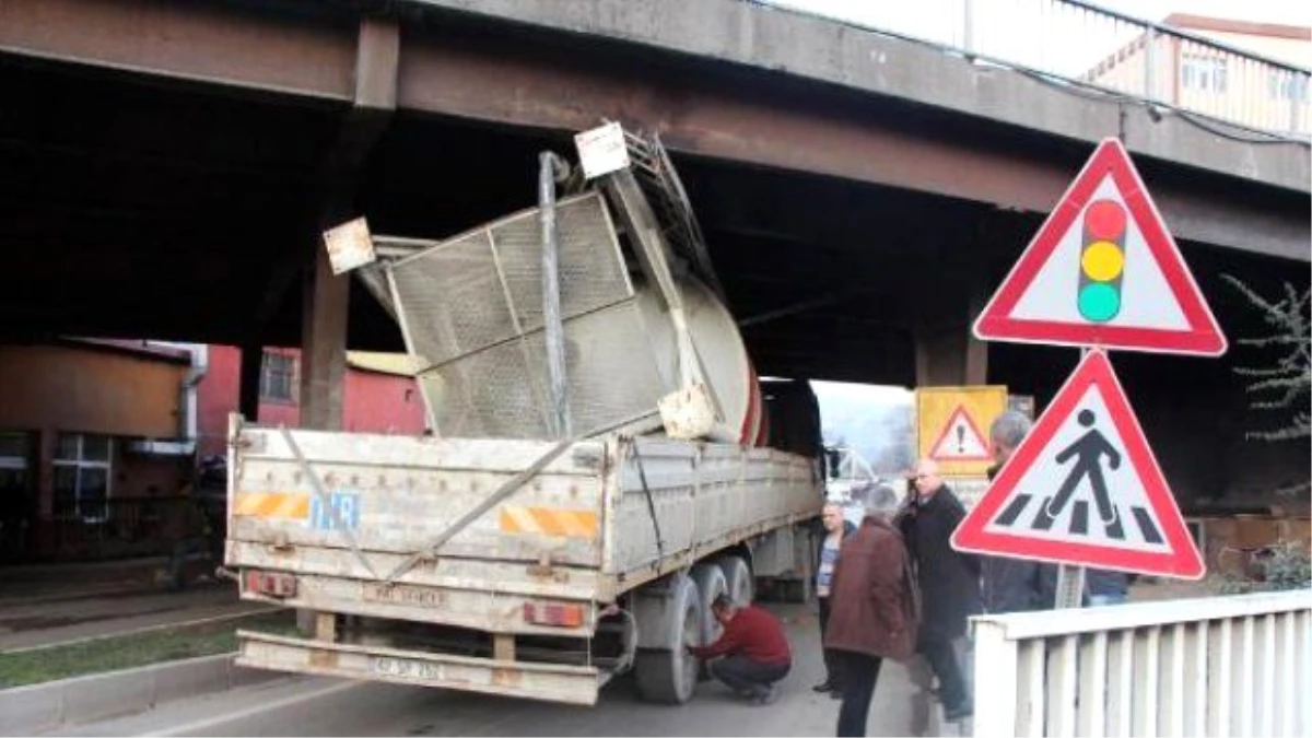 Zonguldak\'ta Tır Köprüye Sıkıştı