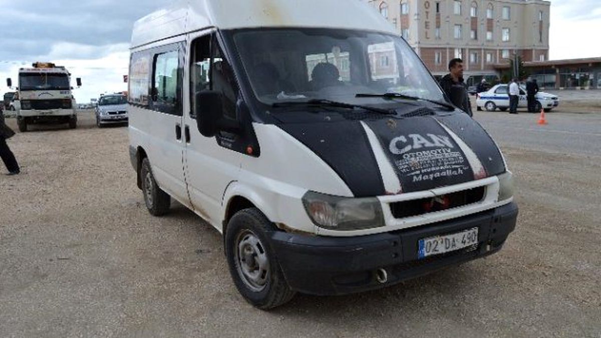 Adıyaman\'da Otomobil Minibüse Çarptı: 1 Yaralı