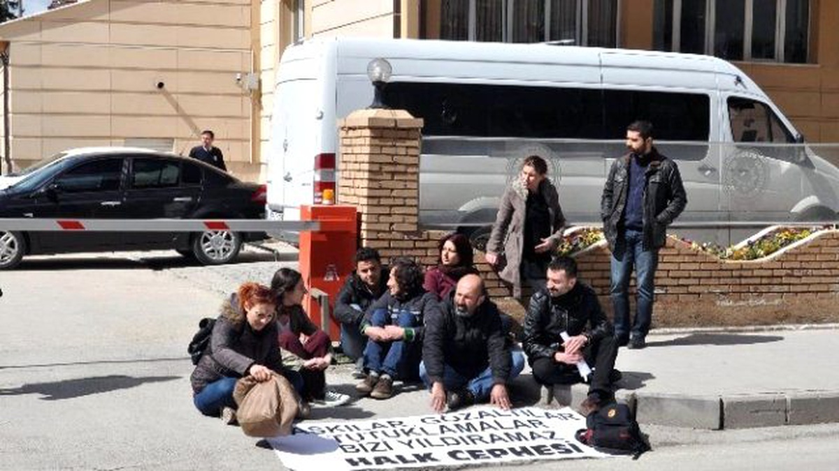 Arkadaşları Gözaltına Alındı, O Gözyaşlarına Boğuldu