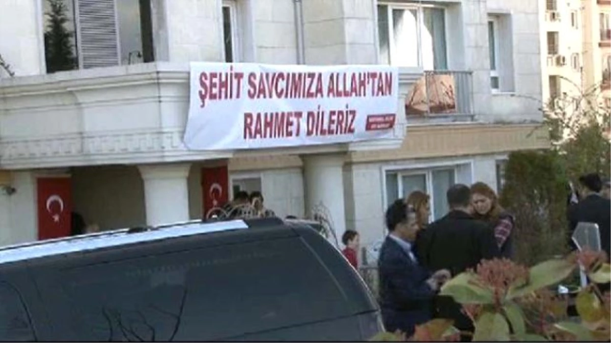 Başbakan Davutoğlu\'ndan Savcı Kiraz\'ın Ailesine Taziye Ziyareti