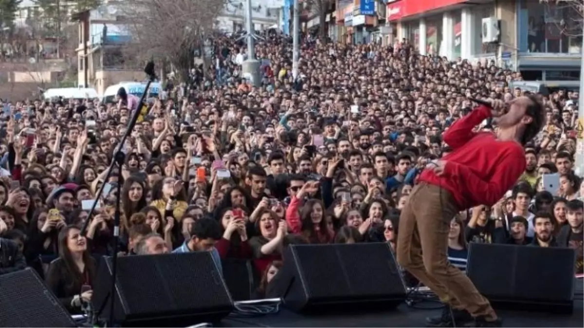 Duman" Adanalı Hayranlarıyla Buluşuyor