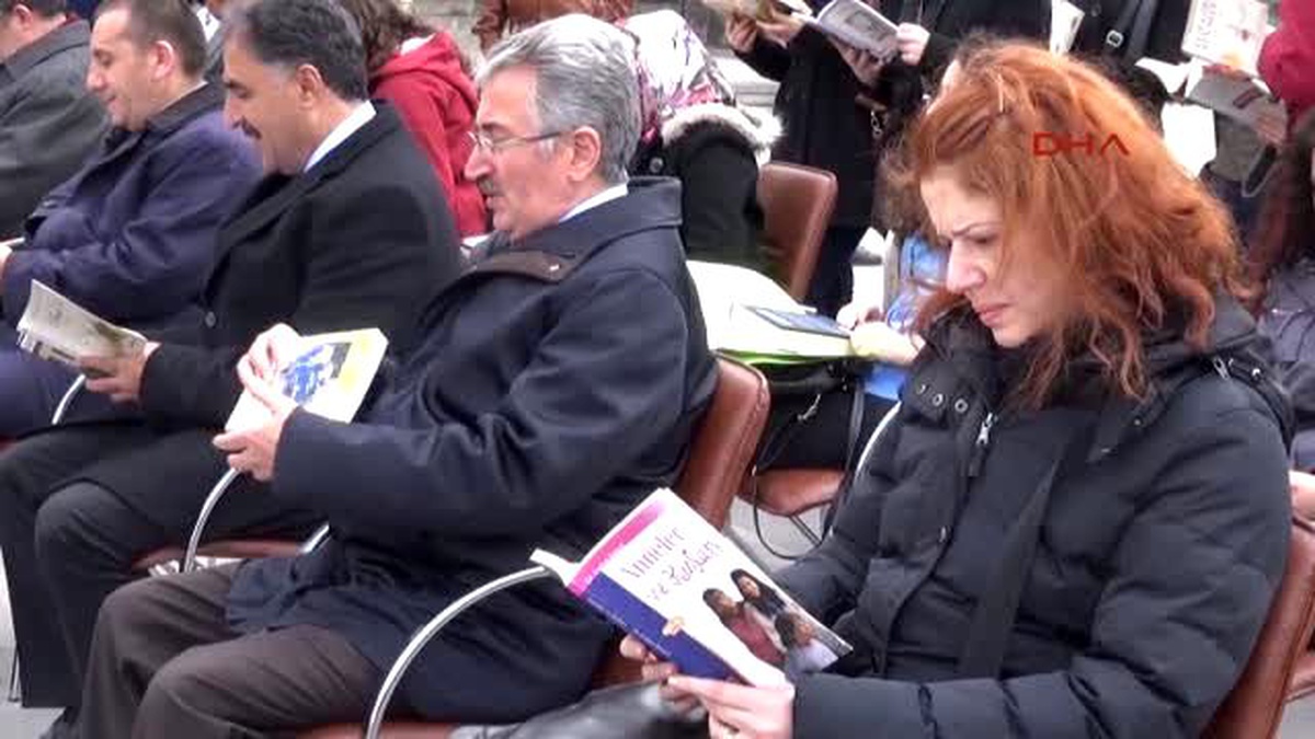 Erzurum Yakutiye Meydanı\'nda 15 Dakika Kitap Okudular