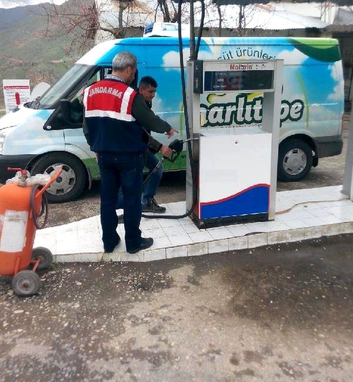 Hakkari\'de Akaryakıt İstasyonlarına Jandarma Denetimi