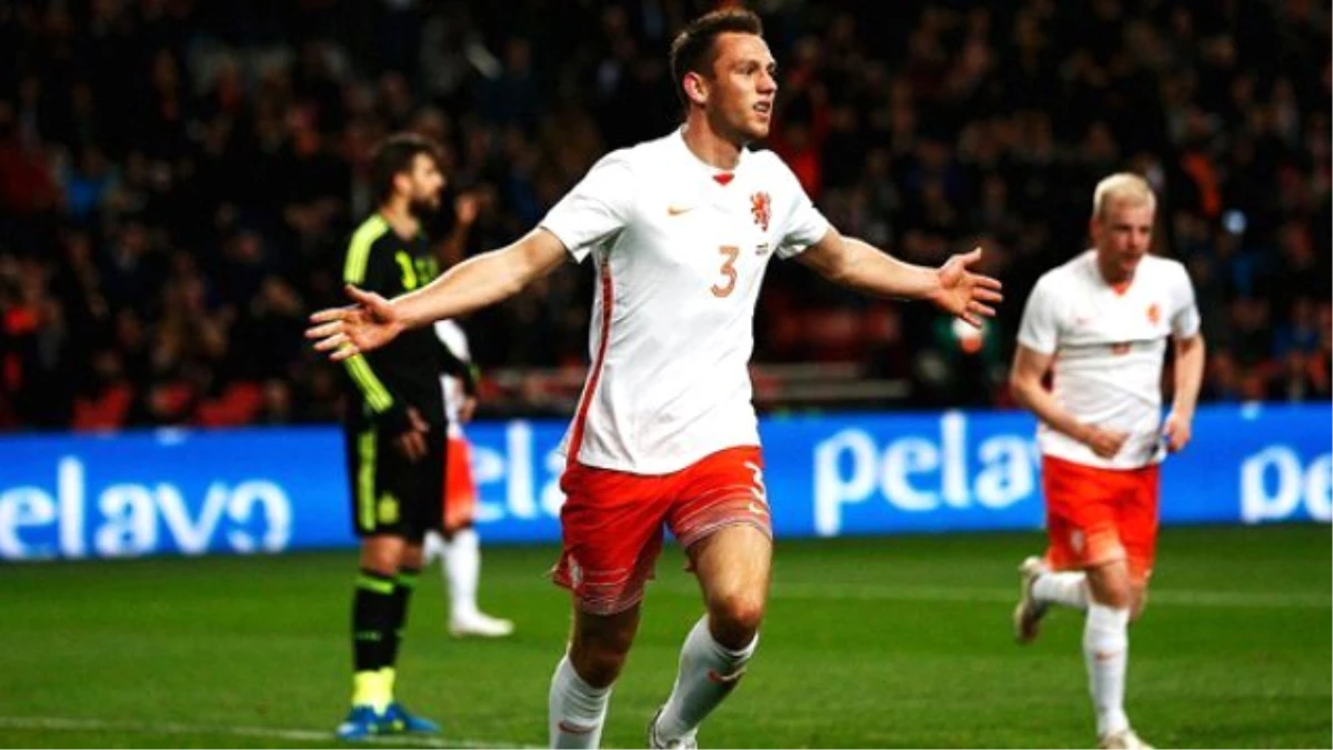 Hollanda, İspanya\'yı 2-0 Mağlup Etti