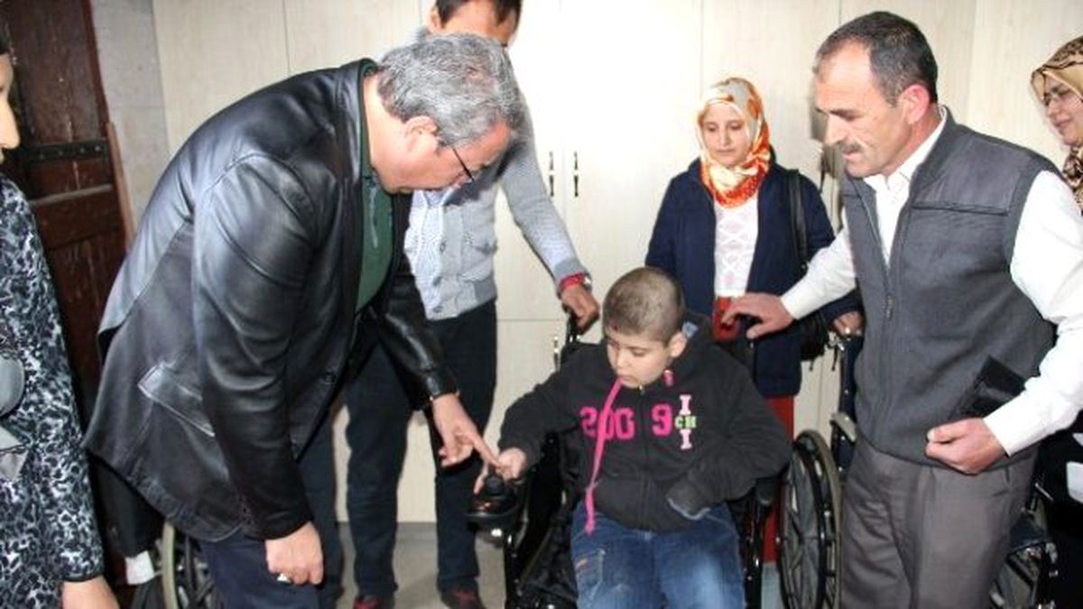 İki Engelliye Akülü Tekerlekli Sandalye