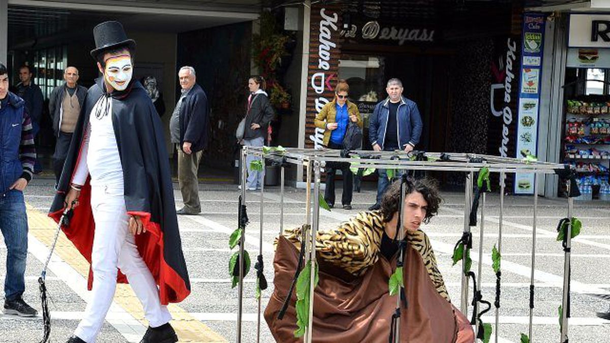 İzmir\'de Tiyatro Coşkusu Sokağa Taştı