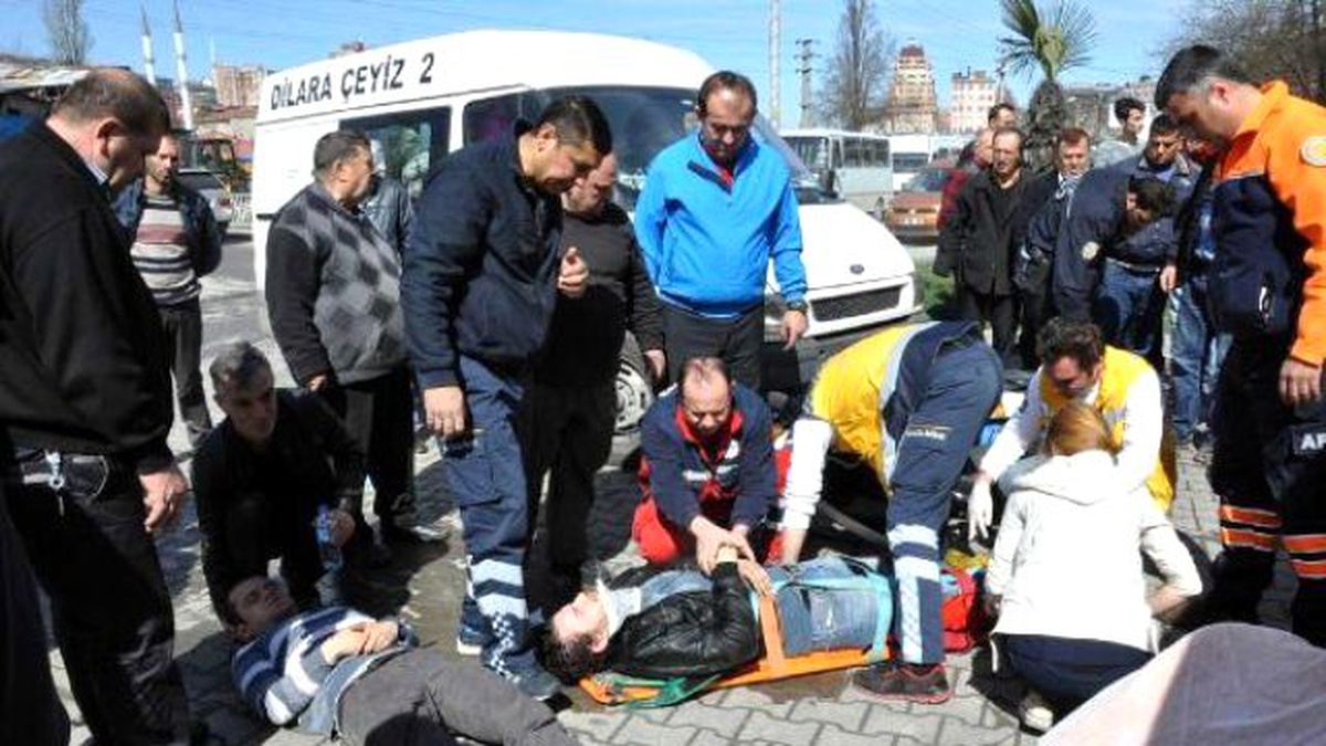 Minibüse Çarpan Motosikletteki 2 Kişi Yaralandı