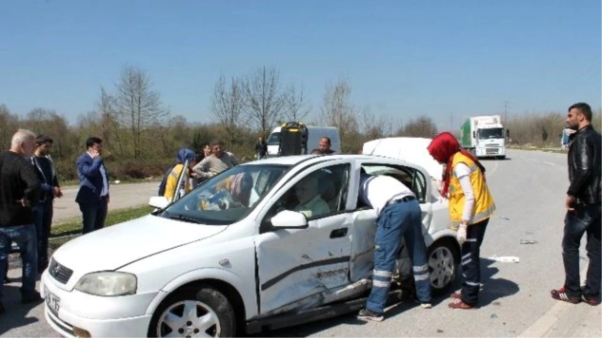 Sakarya\'da Trafik Kazası: 4 Yaralı