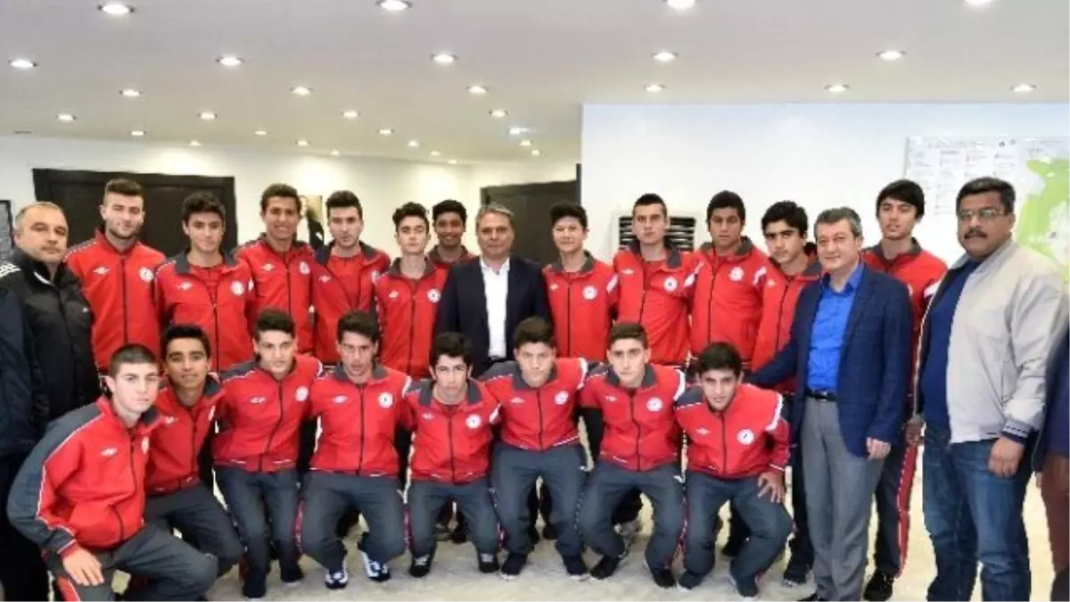 Şampiyon Futbolculardan Başkan Uysal\'a Ziyaret