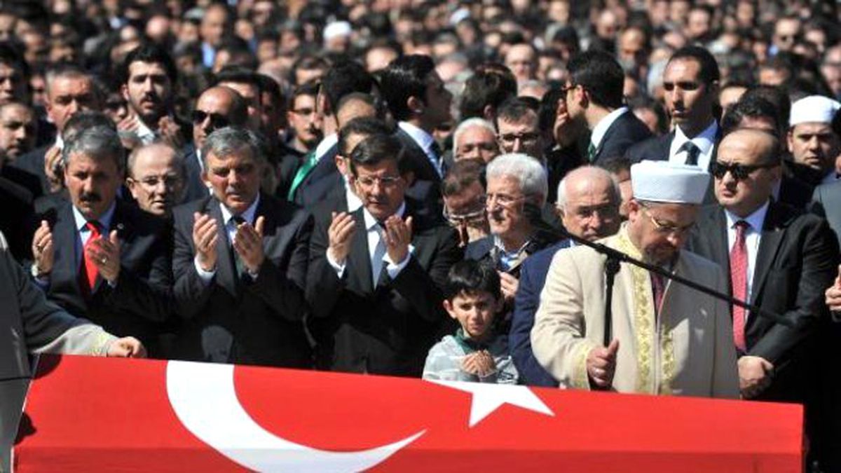 Şehit Savcı Kiraz İçin Eyüp Sultan Camisi\'nde Cenaze Töreni