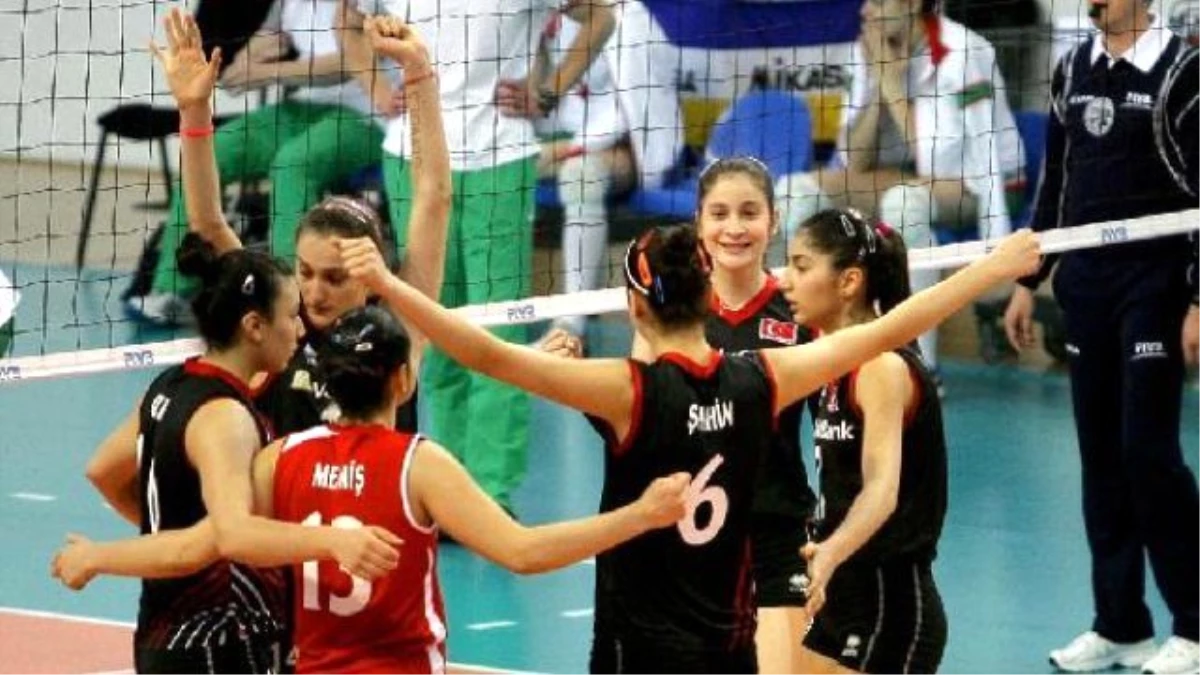 U18 Bayan Milli Voleybol Takımı, Avrupa Şampiyonası\'nda Yarı Finali Garantiledi