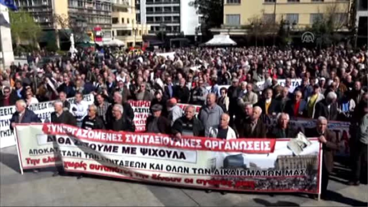 Yunanistan\'da Emekliler Maaş Kesintilerini Protesto Etti
