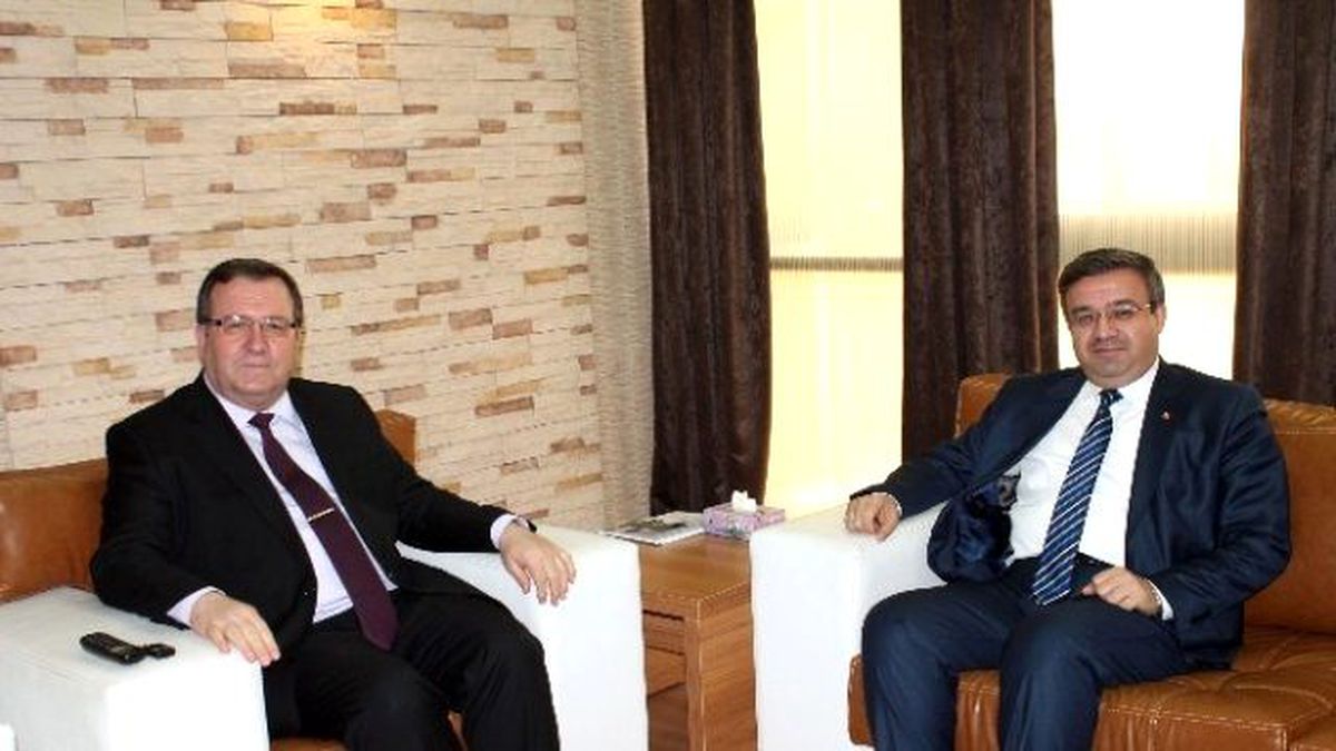 AK Parti Afyonkarahisar İl Başkanı Yurdunuseven, Akü Rektörü Solak\'ı Ziyaret Etti