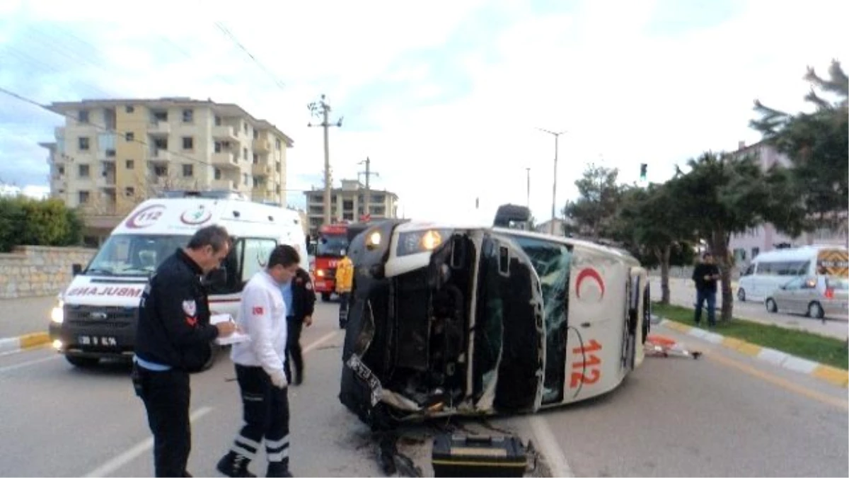 Denizli\'de Ambulans Kazası: 3 Yaralı