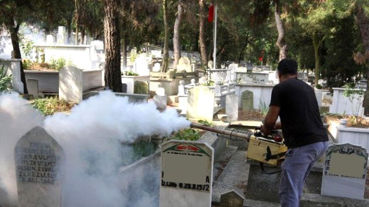 Edirne\'de Mezarlıklar İlaçlanıyor