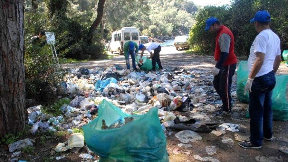 Fethiye\'de Hükümlüler Plaj Temizledi