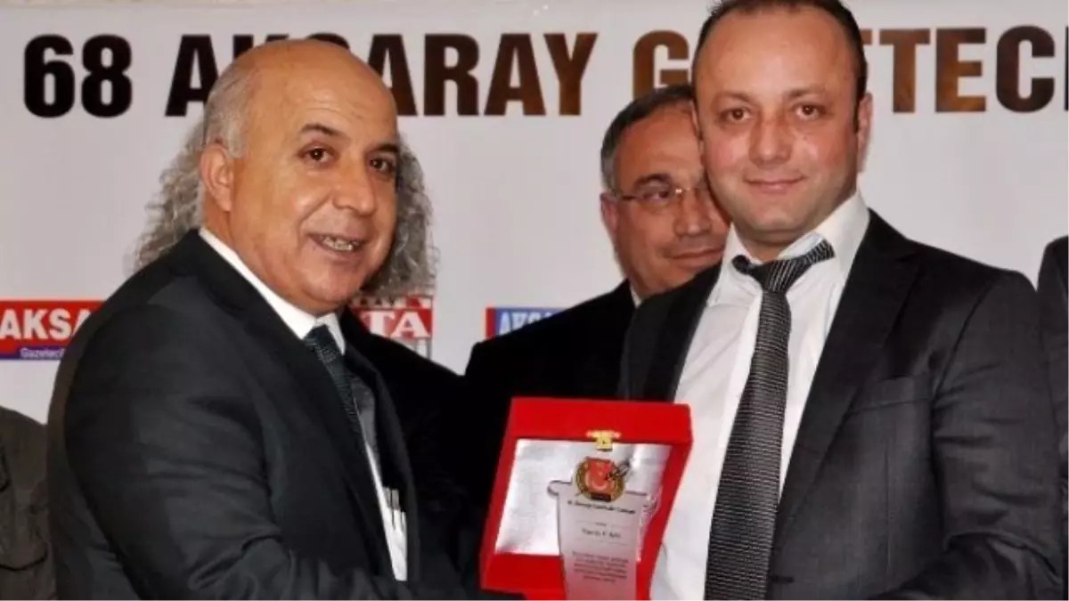 Gazetecilere Plaket Verilerek Rozet Takıldı