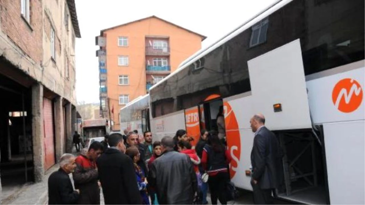 Hakkari\'den 500 Kişi, Öcalan\'ın Doğum Günü İçin Halfeti\'ye Gitti