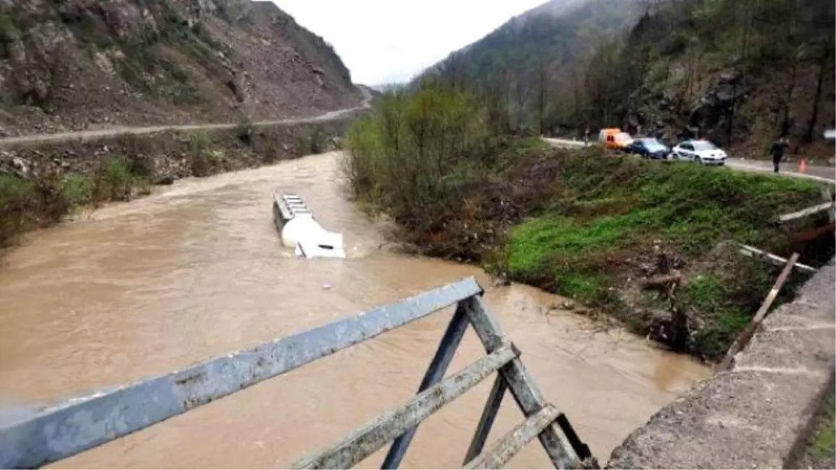 Irmağa Uçan TIR\'ın Sürücüsü Yüzerek Kurtuldu