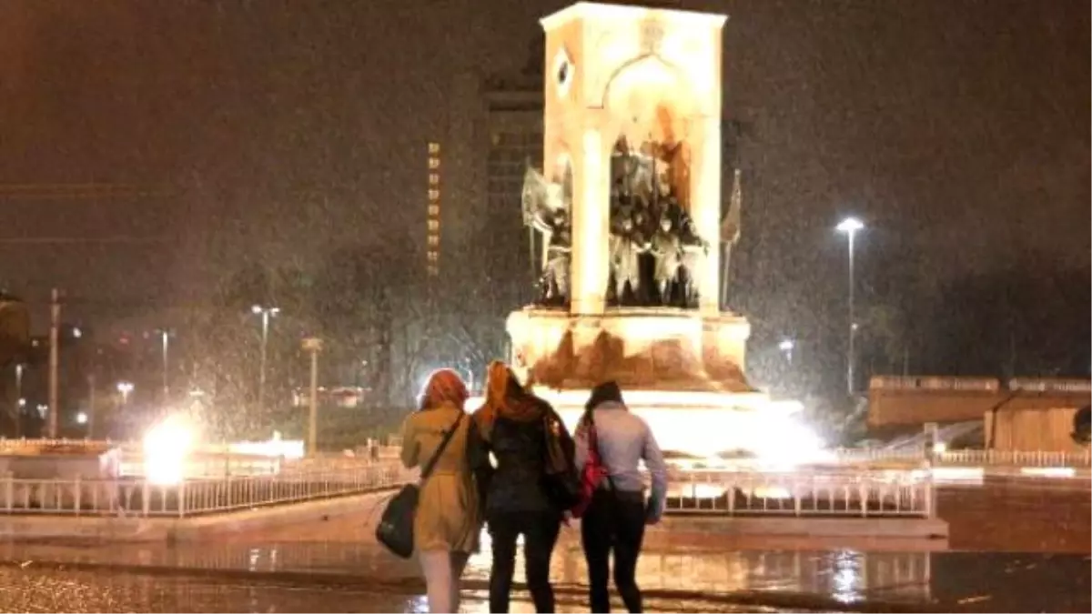 İstanbul\'da Gece Yağmur Etkili Oldu