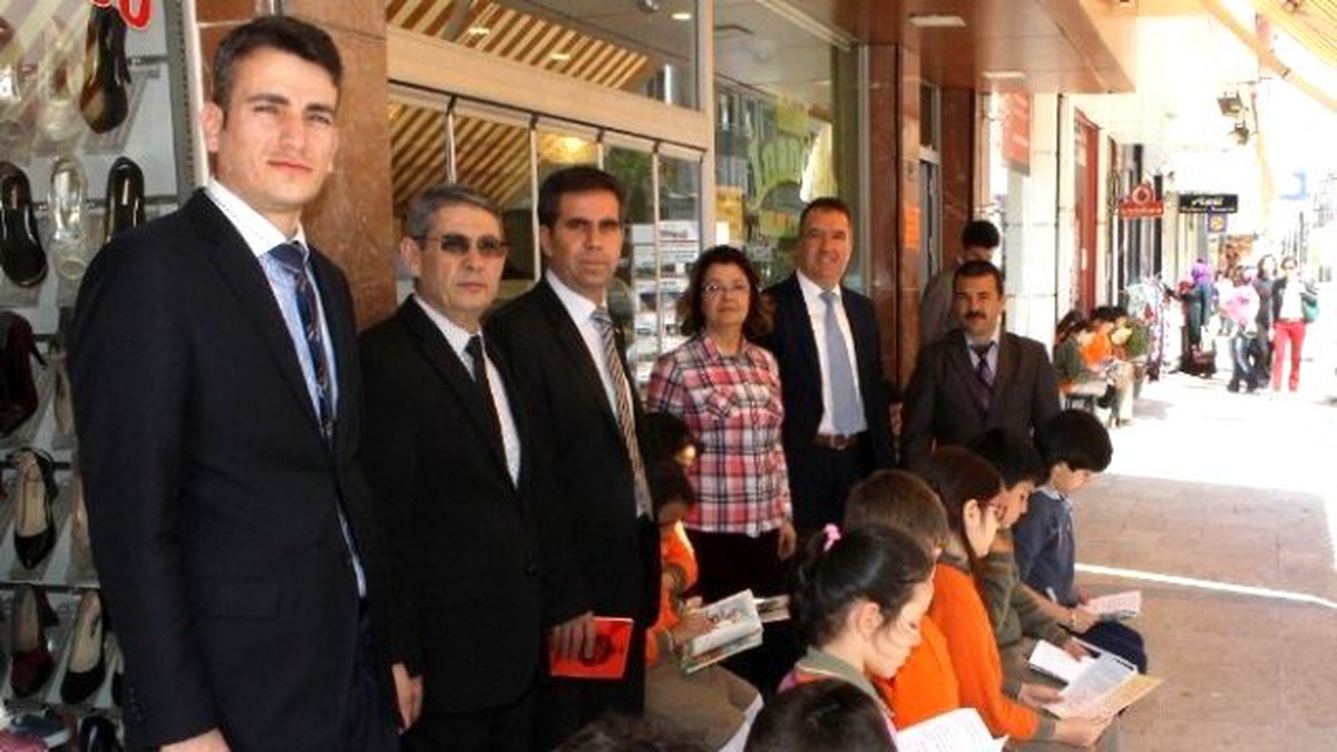İzmir\'de Öğrenciler Kaldırımlarda Kitap Okudu