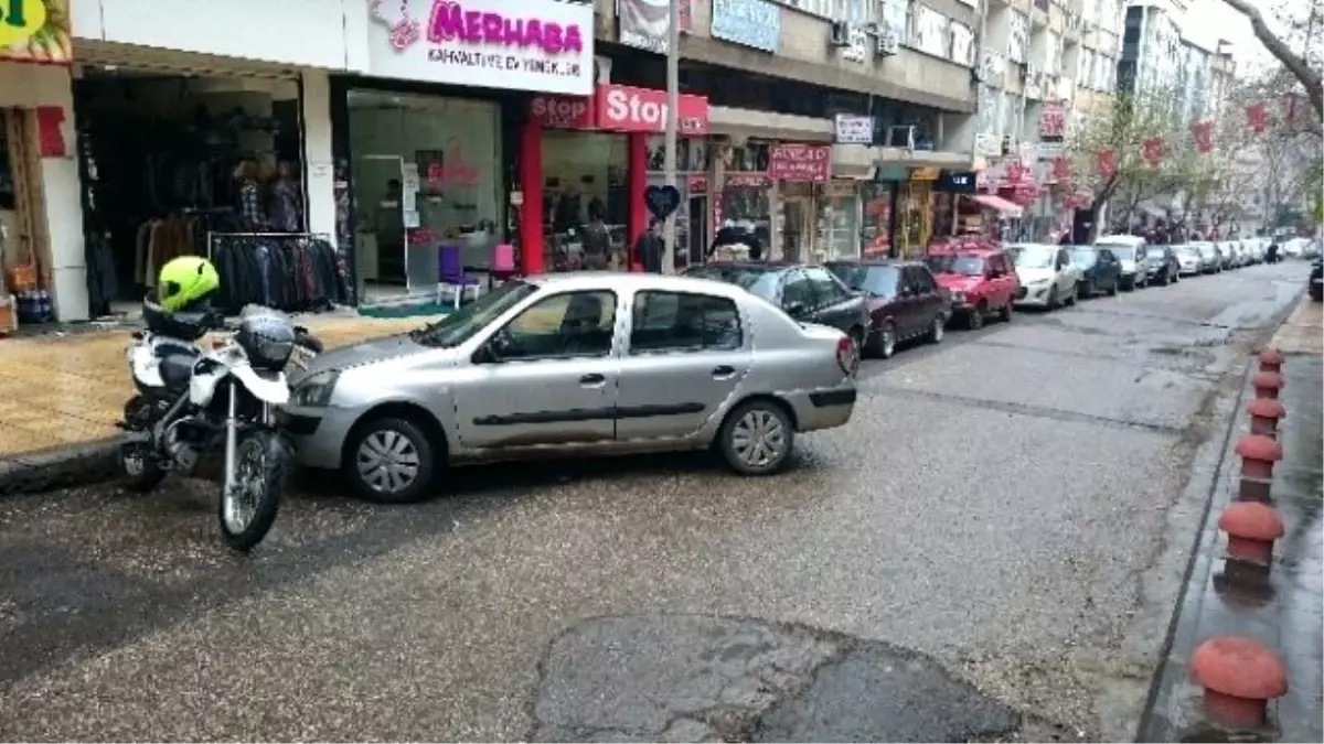 Kaldırımlar Otopark Oldu