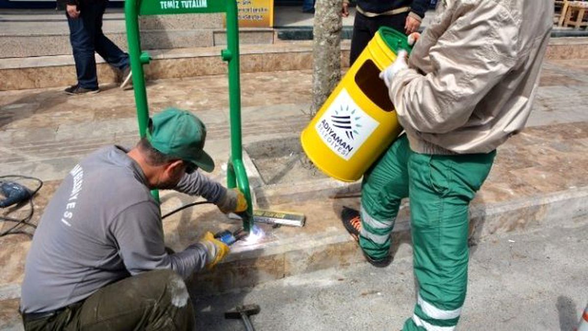 Kaldırımlara Çöp Kutuları Yerleştiriliyor