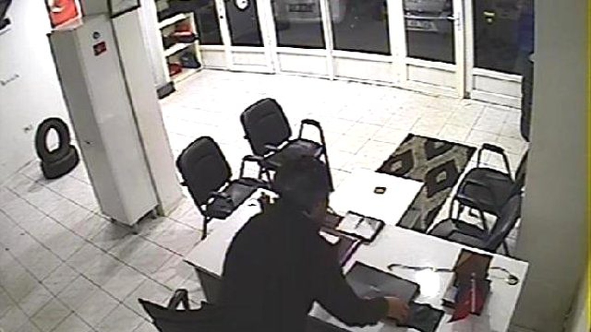 Kapıyı Zorlayıp İşyerine Girdi, Dizüstü Bilgisayarı Alıp Kaçtı