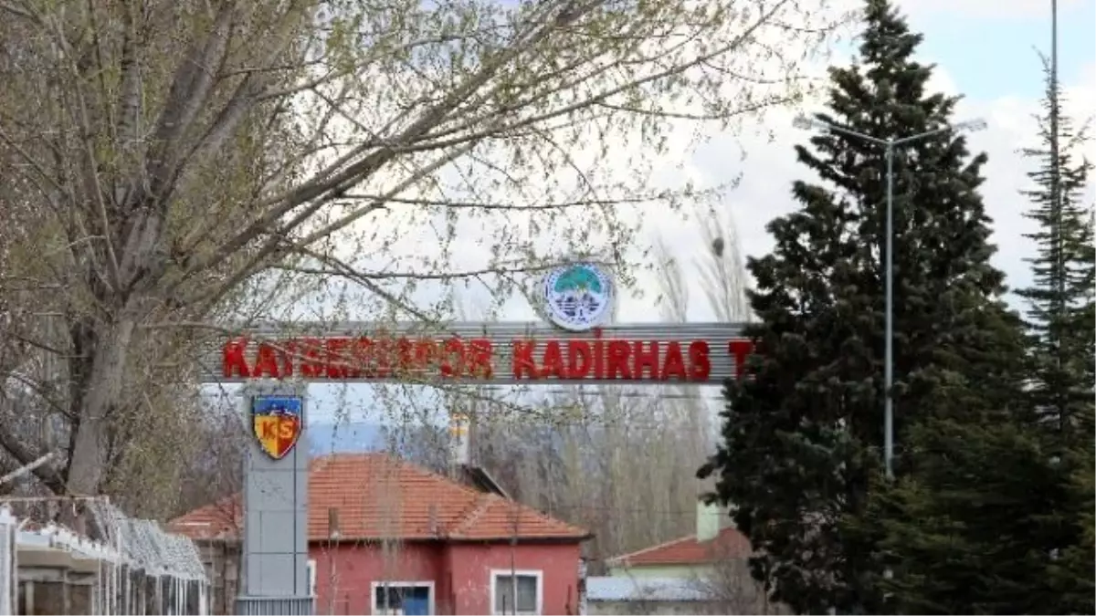 Kayserispor\'un Tesislerinin Giriş Kapısına Makyaj Yapıldı