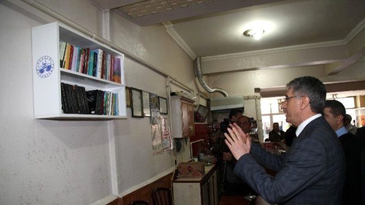 Kıraathaneler, Kütüphane Gibi Oluyor