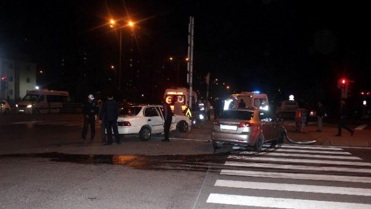 Otomobiller Çarpıştı: 3 Yaralı