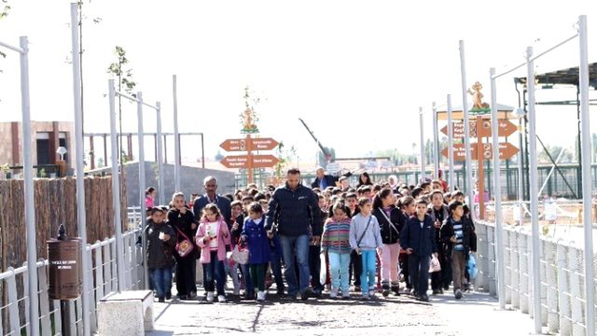 Pınarbaşı İlçesinden Gelen Öğrenciler Hayvanat Bahçesi\'ni Ziyaret Etti