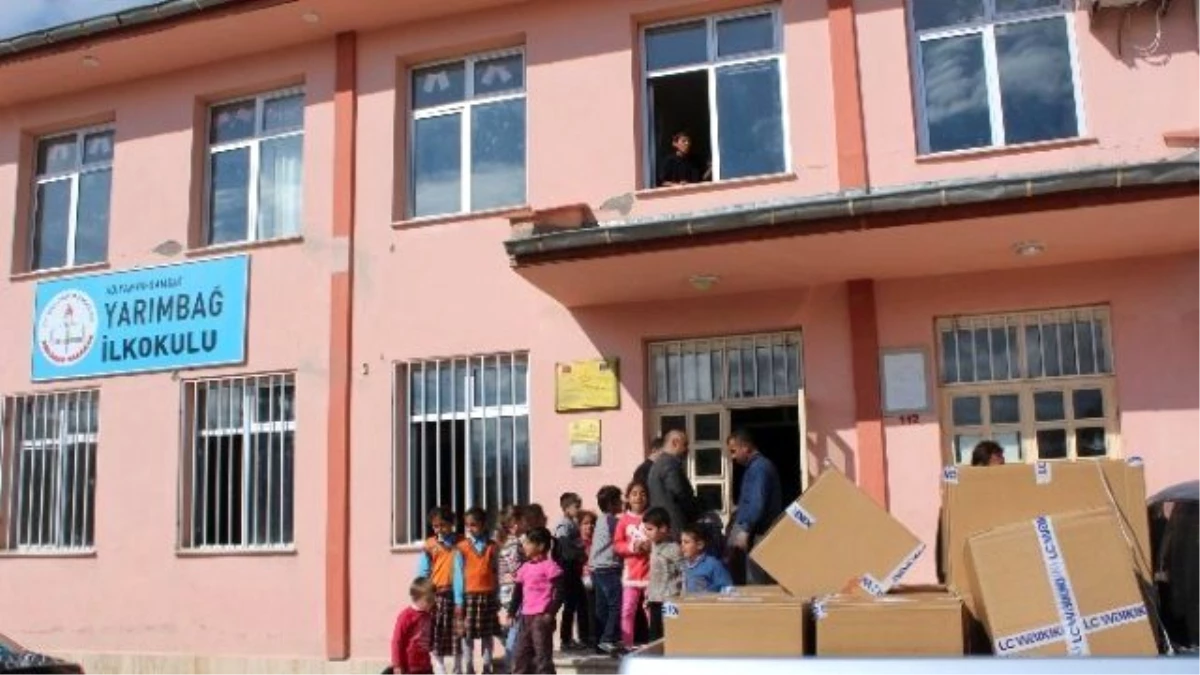 Samsat\'taki Köy Çocuklarına Giyim Yardımı Yapıldı