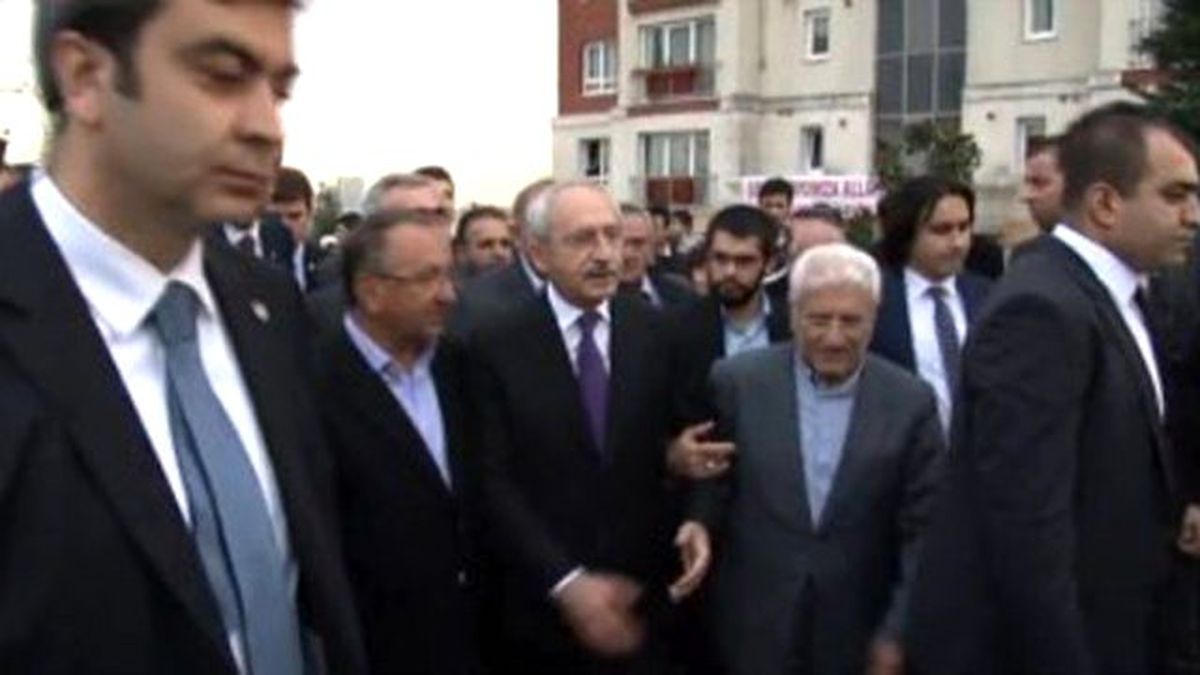 Protesto Edilen Kılıçdaroğlu'nu Şehit Savcının Babası Teselli Etti